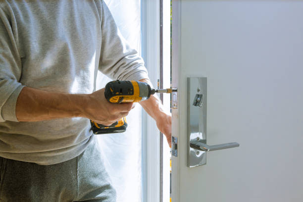 Installation with a lock in the door